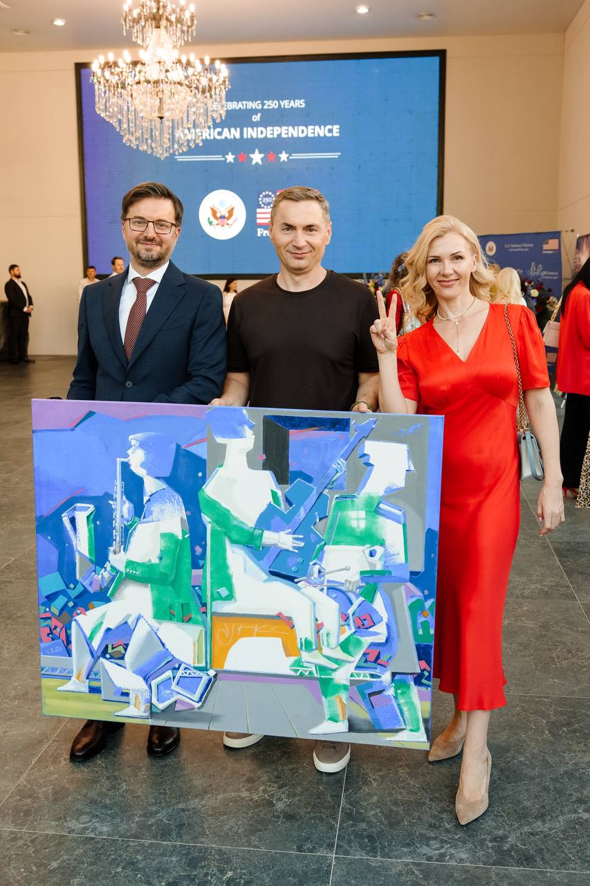 Andrei Jicol, Alexandru Gozun și Mila Malairau alături de lucrarea „Jazz” semnată de BUEV