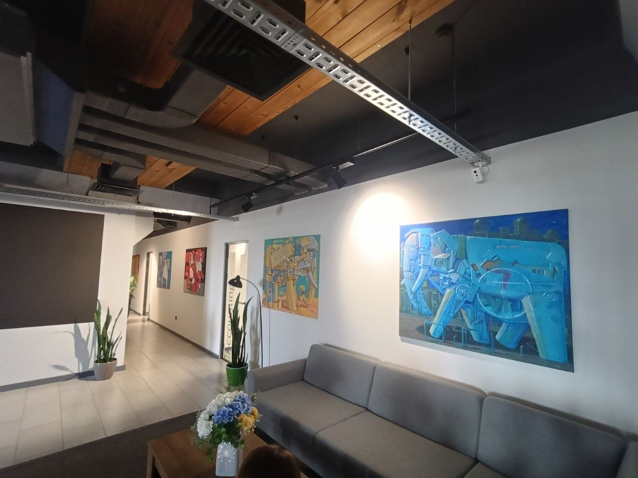 Zona de lounge a biroului EBS Integrator, cu lucrări originale MAW pe pereți