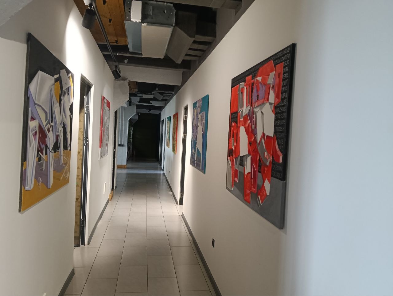 Lucrări originale MAW expuse de-a lungul coridorului EBS Integrator